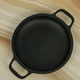 Сковорідки для подачі гарячих страв: міні-сковороди для подачі їжі на стіл, порційні моделі на дерев’яній підставці і інші варіанти