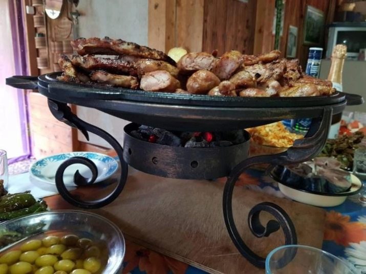 Сковороди садж (25 фото): чавунні азербайджанські сковороди, електричні саджи для шашлику з підігрівом та інші види