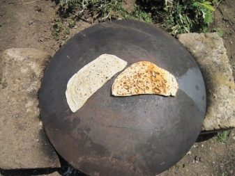 Сковороди садж (25 фото): чавунні азербайджанські сковороди, електричні саджи для шашлику з підігрівом та інші види