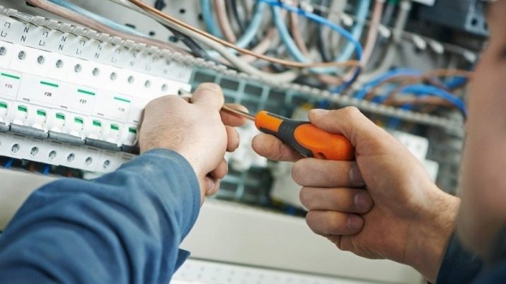 Слюсар-електрик: профстандарт слюсаря по ремонту електрообладнання і посадова інструкція, обов’язки на роботі і навчання
