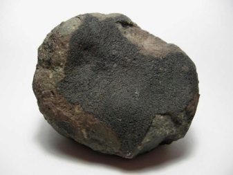 Содалит (27 фото): магічні і цілющі властивості каменю, використання мінералу в ювелірних виробах, стихія і значення содаліта. Як він виглядає?
