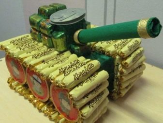 Солодкі подарунки на 23 Лютого: смачні шоколадні сюрпризи, які порадують любителів цукерок. Ідеї їстівних презентів своїми руками