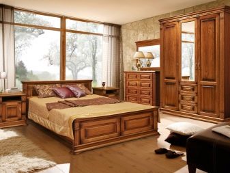 Спальні з масиву (37 фото): особливості меблів з дерева, приклади гарнітурів, які виготовляють у Росії, В’єтнамі та Румунії з натуральної сосни та дуба