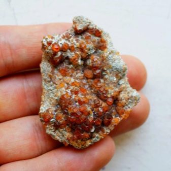Спесартин: магічні властивості каменю. Догляд за виробами з мінералу. Кому підходить?