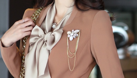 Срібні брошки (90 фото): моделі з натуральними каменями, з сапфіром, бурштином, перлами і хризопразом з срібла