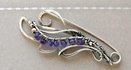 Срібні брошки (90 фото): моделі з натуральними каменями, з сапфіром, бурштином, перлами і хризопразом з срібла