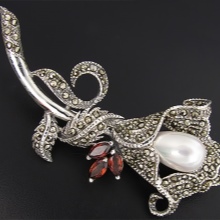 Срібні брошки (90 фото): моделі з натуральними каменями, з сапфіром, бурштином, перлами і хризопразом з срібла