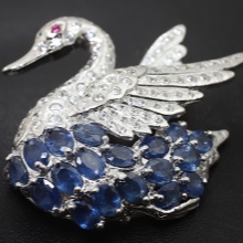 Срібні брошки (90 фото): моделі з натуральними каменями, з сапфіром, бурштином, перлами і хризопразом з срібла