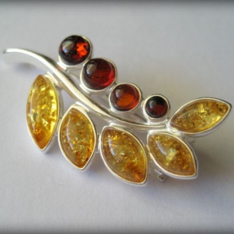 Срібні брошки (90 фото): моделі з натуральними каменями, з сапфіром, бурштином, перлами і хризопразом з срібла