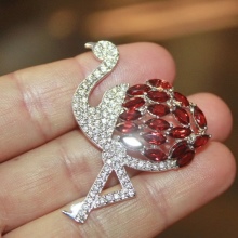 Срібні брошки (90 фото): моделі з натуральними каменями, з сапфіром, бурштином, перлами і хризопразом з срібла