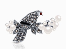 Срібні брошки (90 фото): моделі з натуральними каменями, з сапфіром, бурштином, перлами і хризопразом з срібла