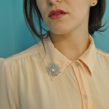 Срібні брошки (90 фото): моделі з натуральними каменями, з сапфіром, бурштином, перлами і хризопразом з срібла