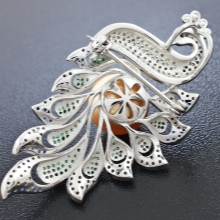 Срібні брошки (90 фото): моделі з натуральними каменями, з сапфіром, бурштином, перлами і хризопразом з срібла