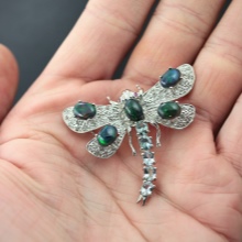 Срібні брошки (90 фото): моделі з натуральними каменями, з сапфіром, бурштином, перлами і хризопразом з срібла