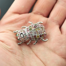 Срібні брошки (90 фото): моделі з натуральними каменями, з сапфіром, бурштином, перлами і хризопразом з срібла