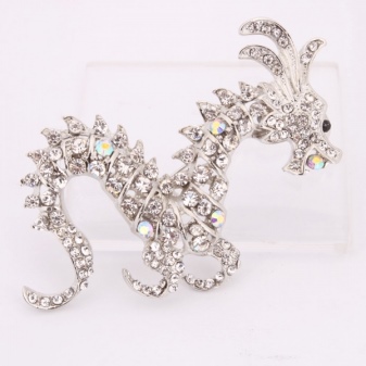 Срібні брошки (90 фото): моделі з натуральними каменями, з сапфіром, бурштином, перлами і хризопразом з срібла