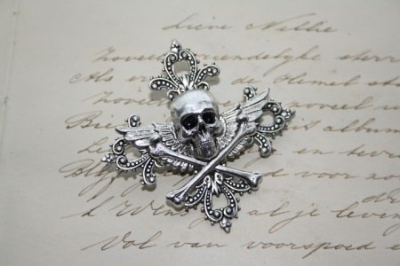 Срібні брошки (90 фото): моделі з натуральними каменями, з сапфіром, бурштином, перлами і хризопразом з срібла