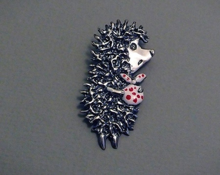 Срібні брошки (90 фото): моделі з натуральними каменями, з сапфіром, бурштином, перлами і хризопразом з срібла