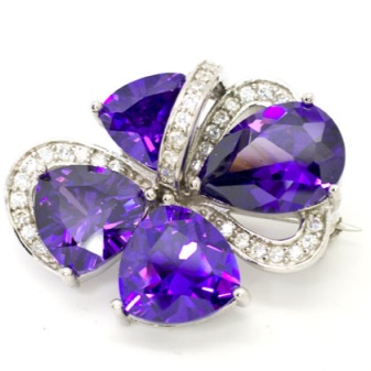 Срібні брошки (90 фото): моделі з натуральними каменями, з сапфіром, бурштином, перлами і хризопразом з срібла