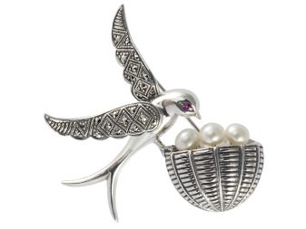 Срібні брошки (90 фото): моделі з натуральними каменями, з сапфіром, бурштином, перлами і хризопразом з срібла