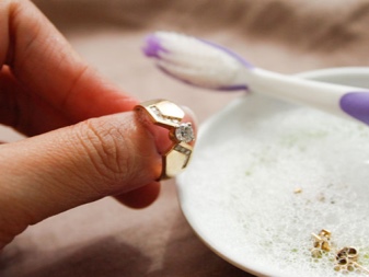 Срібні брошки (90 фото): моделі з натуральними каменями, з сапфіром, бурштином, перлами і хризопразом з срібла