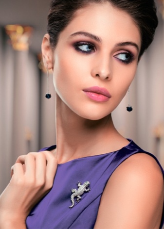 Срібні брошки (90 фото): моделі з натуральними каменями, з сапфіром, бурштином, перлами і хризопразом з срібла