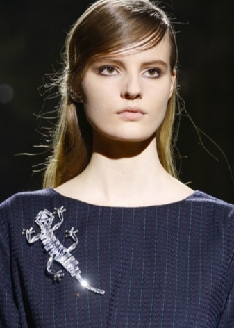 Срібні брошки (90 фото): моделі з натуральними каменями, з сапфіром, бурштином, перлами і хризопразом з срібла