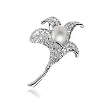 Срібні брошки (90 фото): моделі з натуральними каменями, з сапфіром, бурштином, перлами і хризопразом з срібла