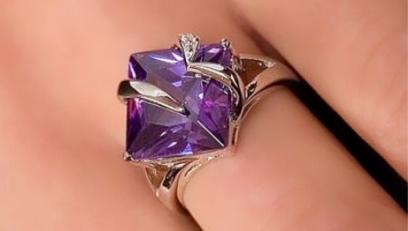 Срібні кільця з камінням (116 фото): жіночі моделі з місячним і чорним каменем в сріблі