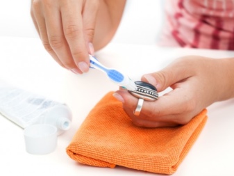 Срібні кільця з камінням (116 фото): жіночі моделі з місячним і чорним каменем в сріблі