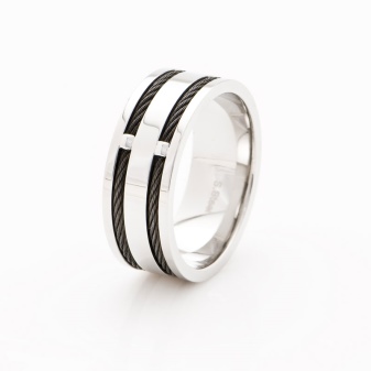 Срібні кільця з камінням (116 фото): жіночі моделі з місячним і чорним каменем в сріблі