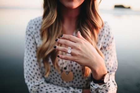 Срібні кільця з камінням (116 фото): жіночі моделі з місячним і чорним каменем в сріблі