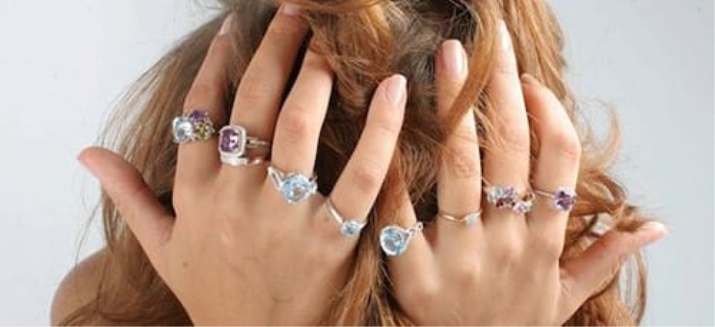 Срібні кільця з камінням (116 фото): жіночі моделі з місячним і чорним каменем в сріблі