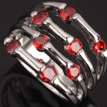 Срібні кільця з камінням (116 фото): жіночі моделі з місячним і чорним каменем в сріблі