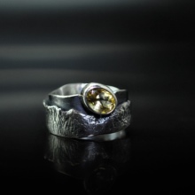 Срібні кільця з камінням (116 фото): жіночі моделі з місячним і чорним каменем в сріблі