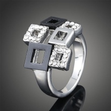 Срібні кільця з камінням (116 фото): жіночі моделі з місячним і чорним каменем в сріблі