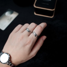 Срібні кільця з камінням (116 фото): жіночі моделі з місячним і чорним каменем в сріблі