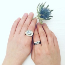 Срібні кільця з камінням (116 фото): жіночі моделі з місячним і чорним каменем в сріблі