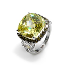 Срібні кільця з камінням (116 фото): жіночі моделі з місячним і чорним каменем в сріблі