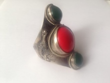 Срібні кільця з камінням (116 фото): жіночі моделі з місячним і чорним каменем в сріблі