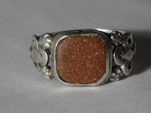 Срібні кільця з камінням (116 фото): жіночі моделі з місячним і чорним каменем в сріблі