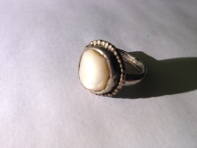 Срібні кільця з камінням (116 фото): жіночі моделі з місячним і чорним каменем в сріблі