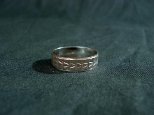 Срібні кільця з камінням (116 фото): жіночі моделі з місячним і чорним каменем в сріблі