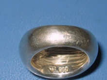 Срібні кільця з камінням (116 фото): жіночі моделі з місячним і чорним каменем в сріблі