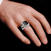 Срібні кільця з камінням (116 фото): жіночі моделі з місячним і чорним каменем в сріблі