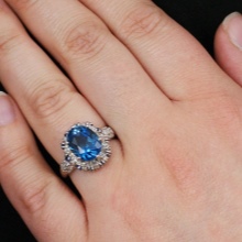 Срібні кільця з камінням (116 фото): жіночі моделі з місячним і чорним каменем в сріблі