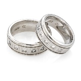 Срібні кільця з камінням (116 фото): жіночі моделі з місячним і чорним каменем в сріблі