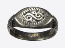 Срібні кільця з камінням (116 фото): жіночі моделі з місячним і чорним каменем в сріблі