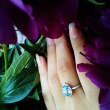 Срібні кільця з камінням (116 фото): жіночі моделі з місячним і чорним каменем в сріблі