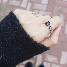 Срібні кільця з камінням (116 фото): жіночі моделі з місячним і чорним каменем в сріблі